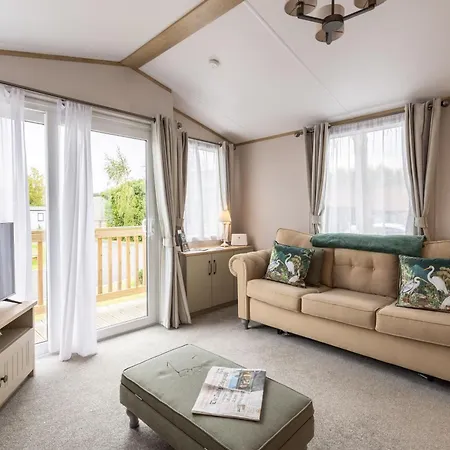 Sandpiper - Stunning With Hot Tub * Malton