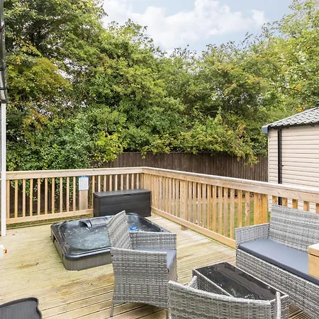 Sandpiper - Stunning With Hot Tub * Malton