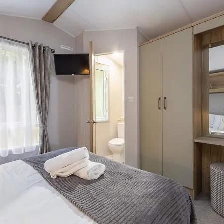 Sandpiper - Stunning With Hot Tub * Malton