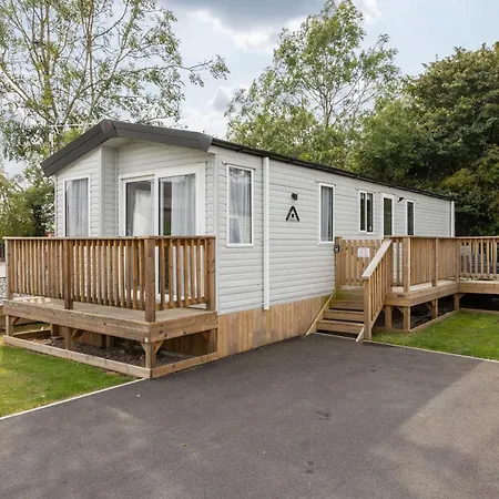 Sandpiper - Stunning With Hot Tub Malton